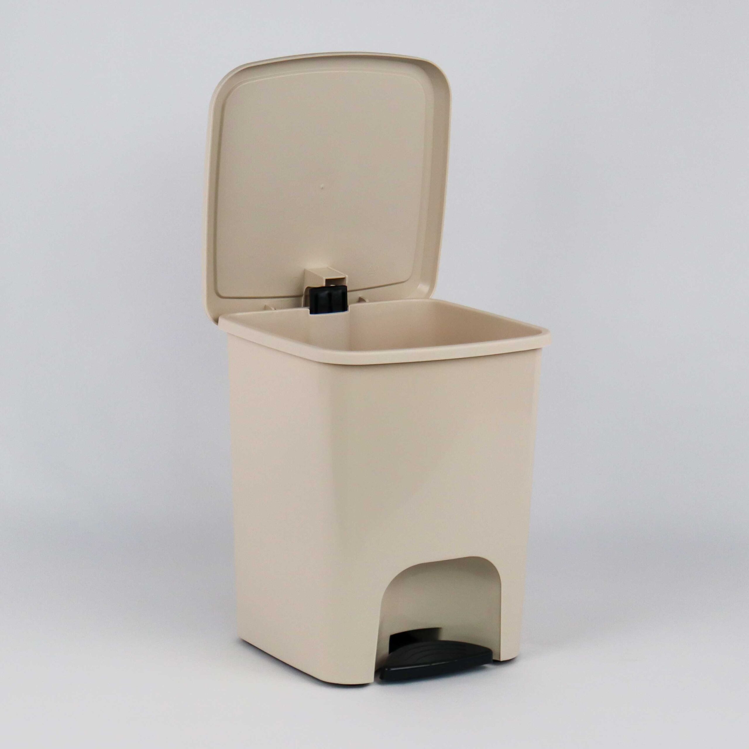 cubo-pedal-5L-442-02-beige-bano-detalle