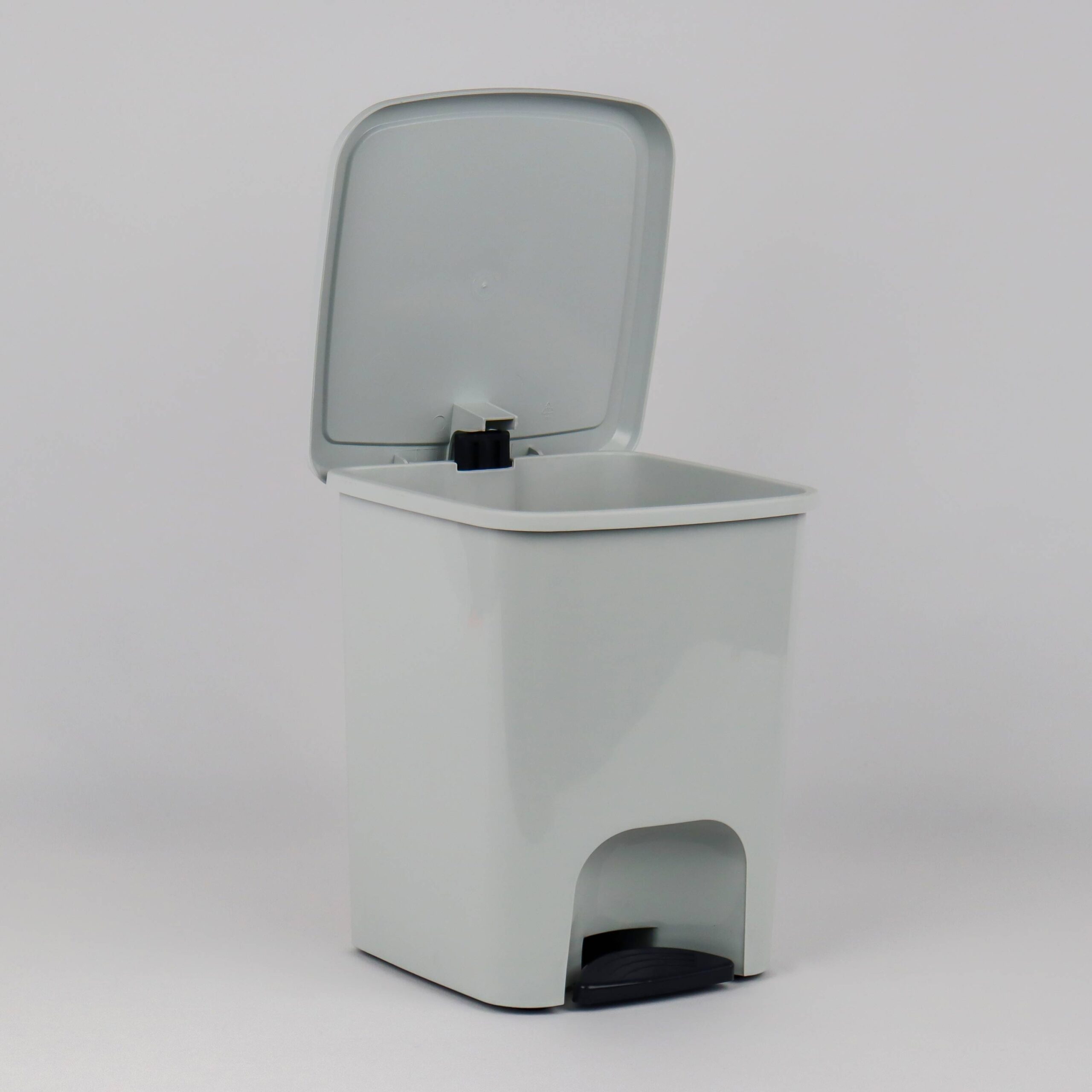 cubo-pedal-5L-442-09-gris-bano-detalle